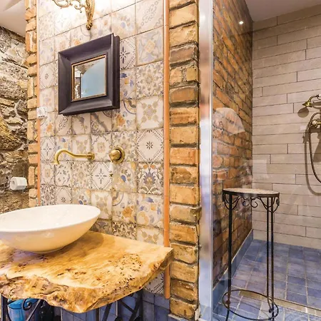 Stunning Home In Icici Icici
